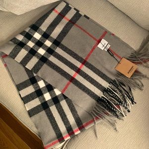 Burberry scarf , classic unisex